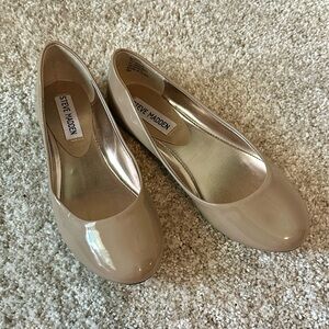 Nude Colored Size 6 Steve Madden Patent Leather Flats